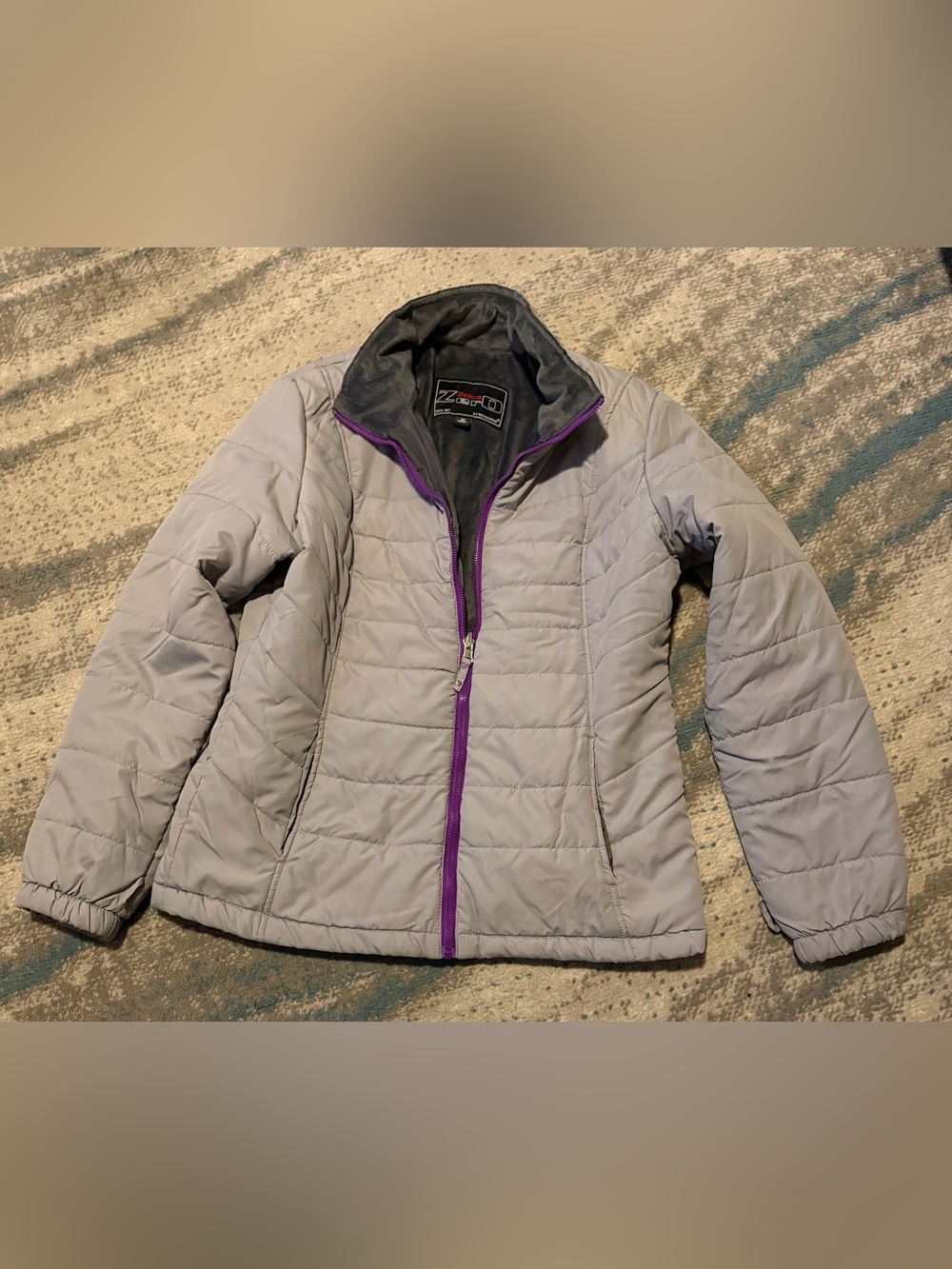Below Zero By Rothschild Size M Light Gray Quilted Puffer Jacket with Purple Zip